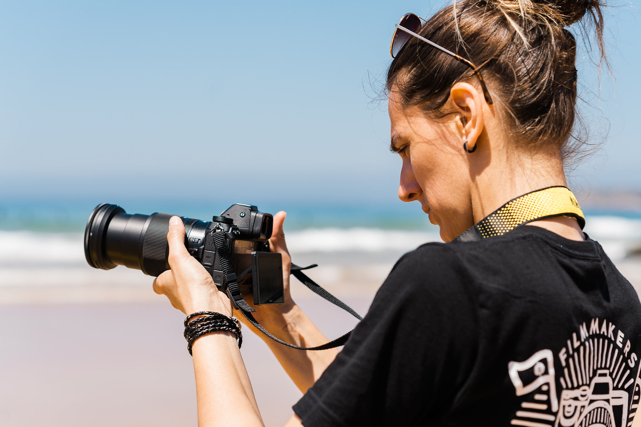 Vidéaste en train de capter des images pour créer du contenue.